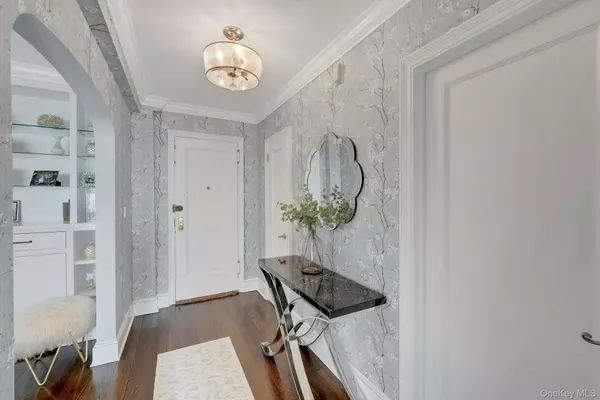 Bronxville, NY 10708,280 Bronxville RD #3W