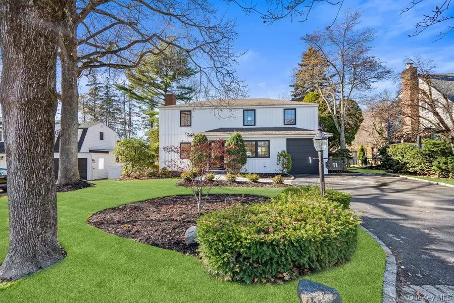 11 Entrance RD, East Hills, NY 11577