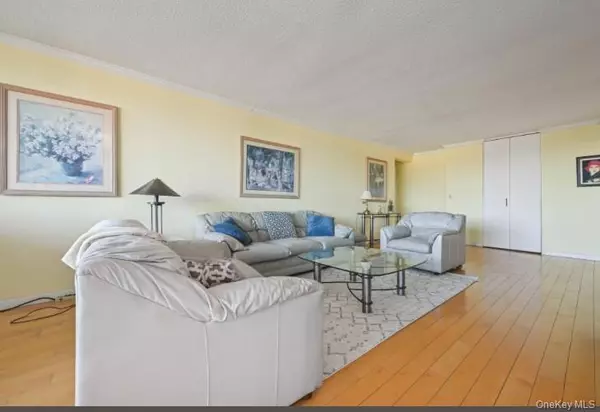 Bayside, NY 11360,1 BAY CLUB DR #6V