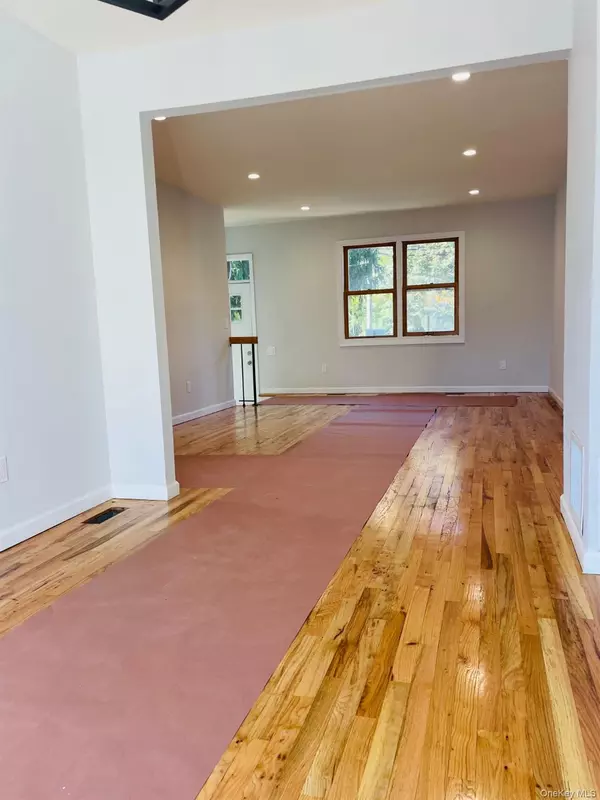 Port Washington, NY 11050,16 Oldwood RD