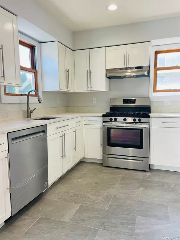 Port Washington, NY 11050,16 Oldwood RD