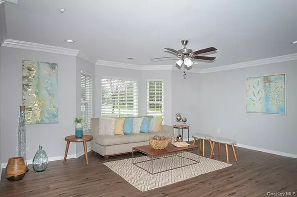 Holbrook, NY 11741,207 Dolphin LN #207