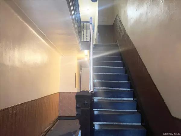 Ridgewood, NY 11385,1881 Putnam AVE