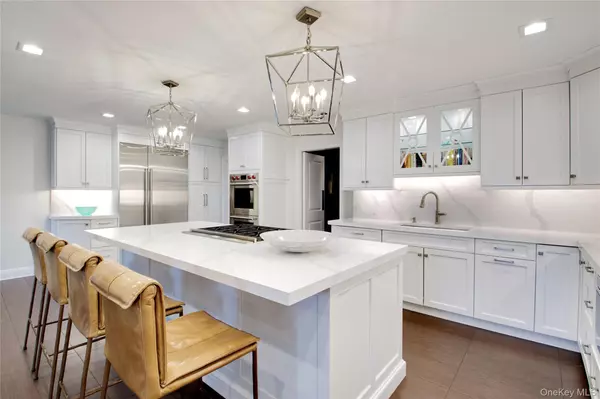 Old Westbury, NY 11568,4 Meadowbrook LN