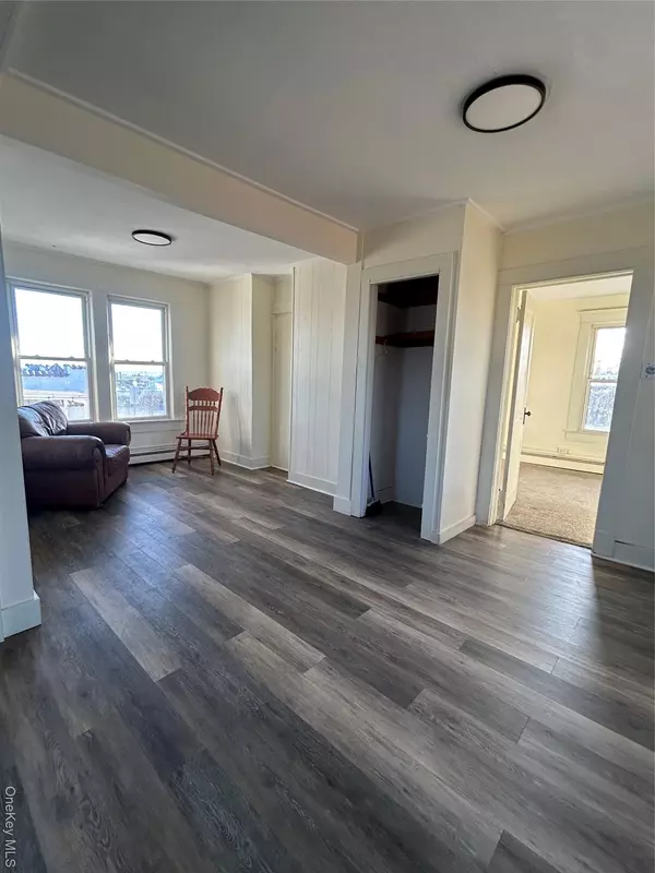 Bay Shore, NY 11706,25 Auburn AVE #2