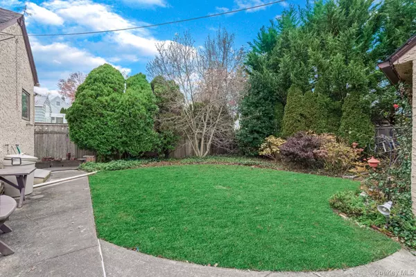 Douglaston, NY 11363,331 Richmond RD