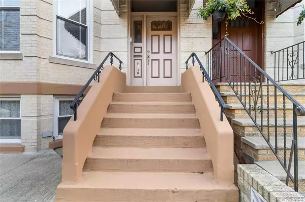 Ridgewood, NY 11385,6138 Linden ST