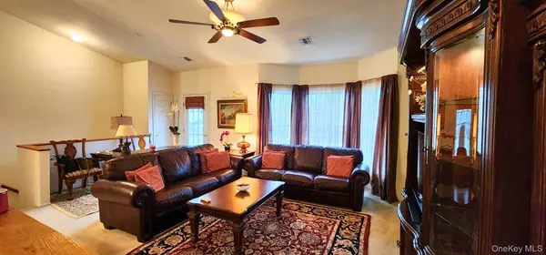 Lindenhurst, NY 11757,512 Narragansett Villas DR