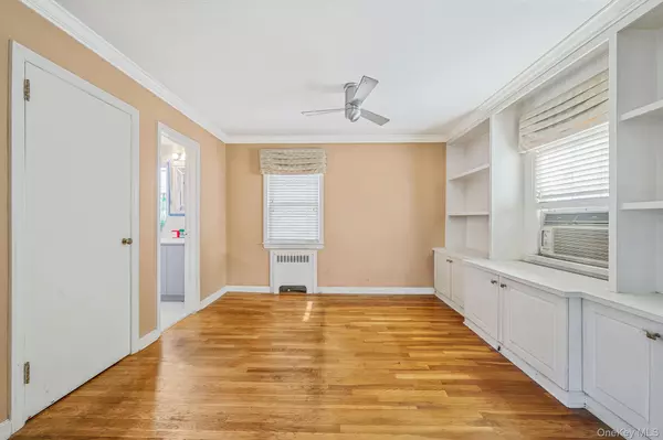 Glen Cove, NY 11542,8 Sherwood RD