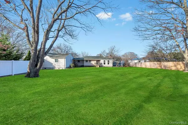 Bohemia, NY 11716,10 Westwind DR