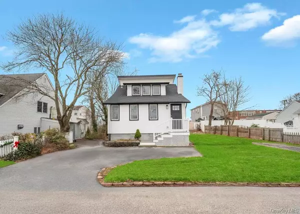 Lindenhurst, NY 11757,751 S Hickory ST