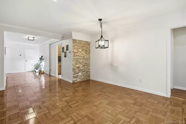 Great Neck, NY 11021,25 Chapel Pl. #1B