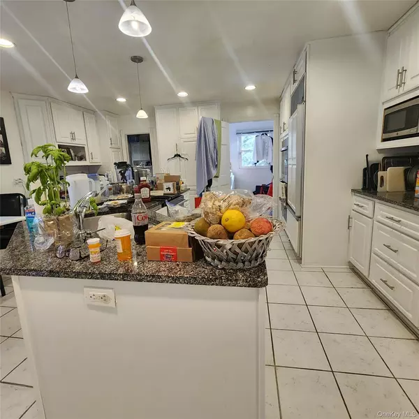 Hartsdale, NY 10530,24 Highridge RD