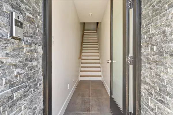 Spring Valley, NY 10977,5 Valley WAY #320