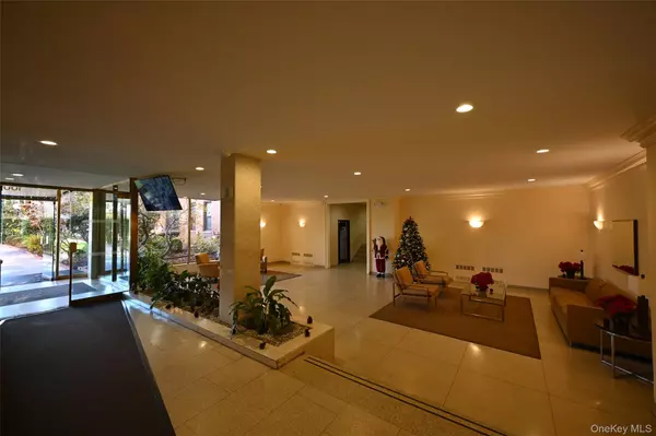 Forest Hills, NY 11375,100-25 Queens BLVD #7M