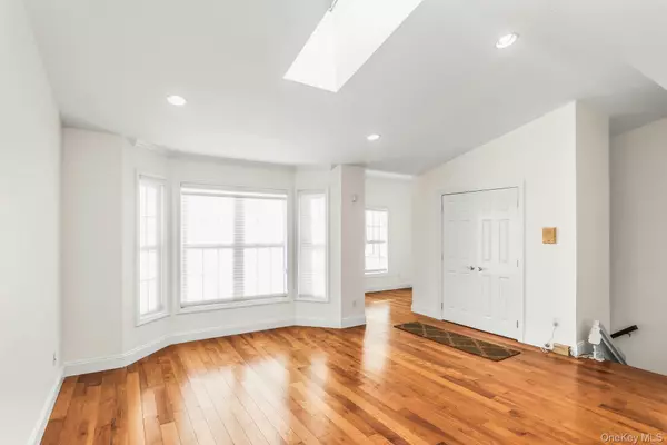 Melville, NY 11747,986 Madeira BLVD