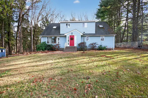 4 Carlyle RD, Hyde Park, NY 12538