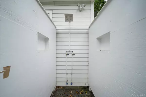 Riverhead, NY 11901,16 Overbrook ST