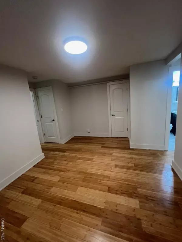 Bronx, NY 10469,2532 Fenton AVE