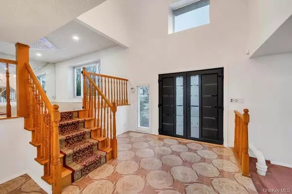 Hicksville, NY 11801,64 Fox PL