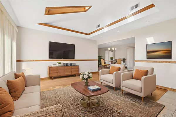 Commack, NY 11725,7 Joyce LN