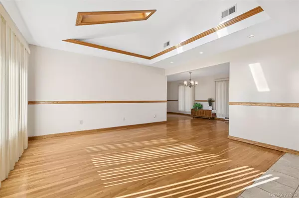 Commack, NY 11725,7 Joyce LN