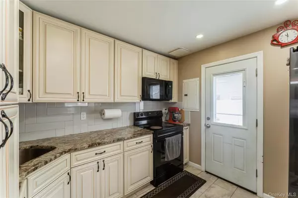 Westbury, NY 11590,13 Floral LN