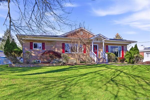 10 Hewitt DR, Northport, NY 11768