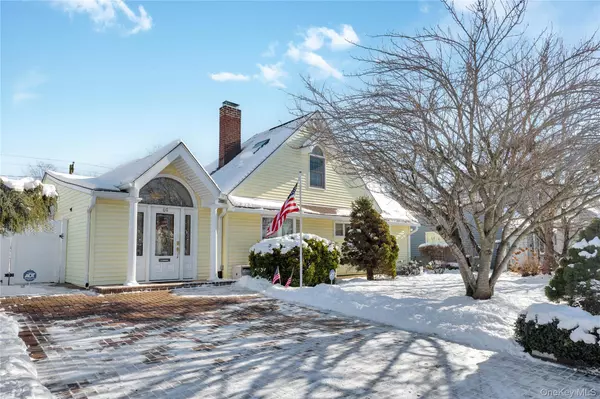 69 Cottonwood LN, Westbury, NY 11590