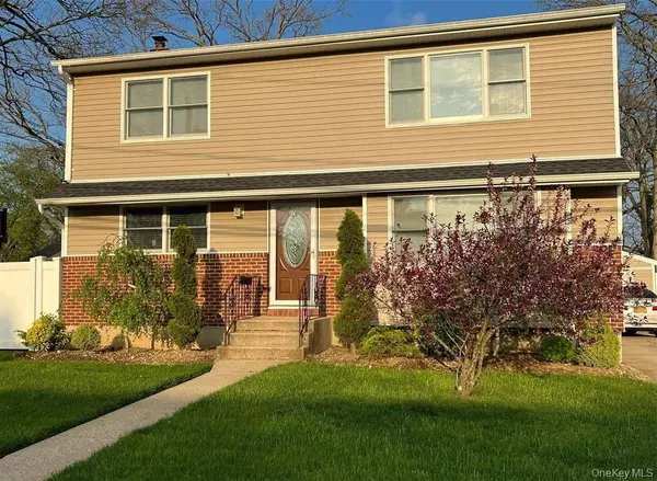 17 Hallock ST #2nd FL, Farmingdale, NY 11735