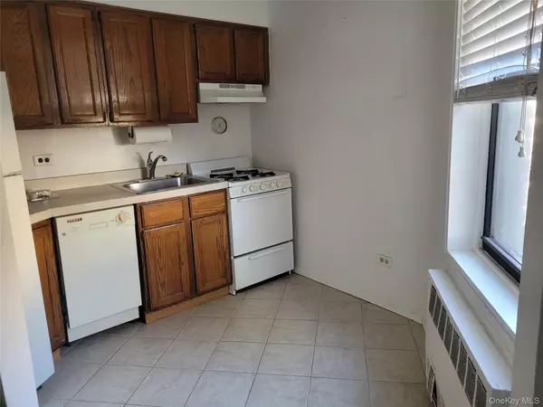 Douglaston, NY 11363,43-25 Douglaston Pkwy #4J
