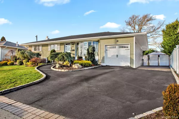 78 Redwood LN, Massapequa Park, NY 11762