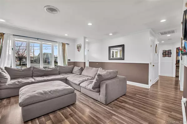 Massapequa Park, NY 11762,78 Redwood LN