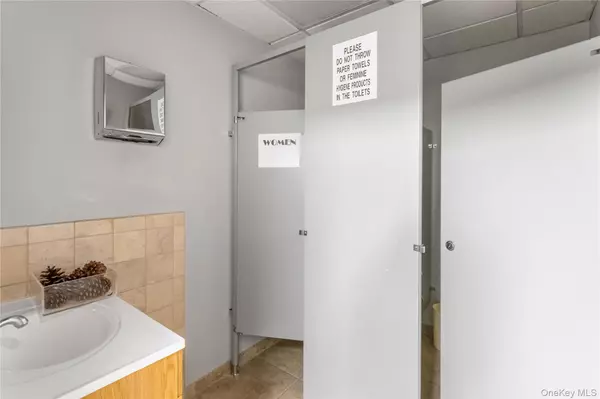 Lynbrook, NY 11563,451-457 Sunrise HWY #1