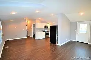 Westhampton Beach, NY 11978,80 Depot RD #B