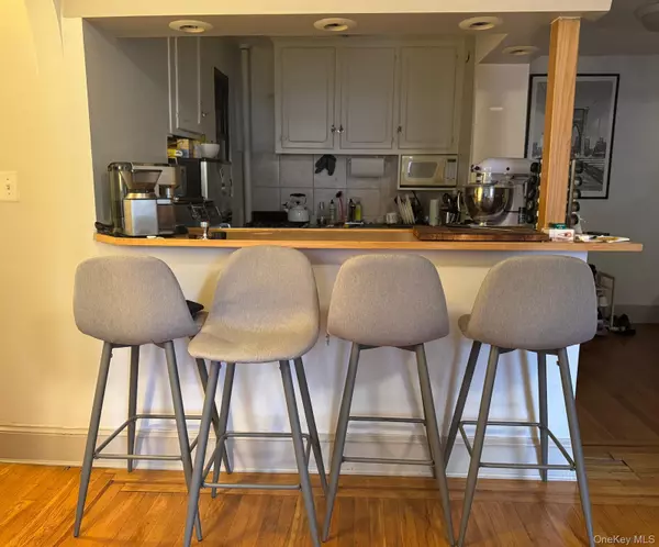 New York (manhattan), NY 10010,240 E 24th ST #3F