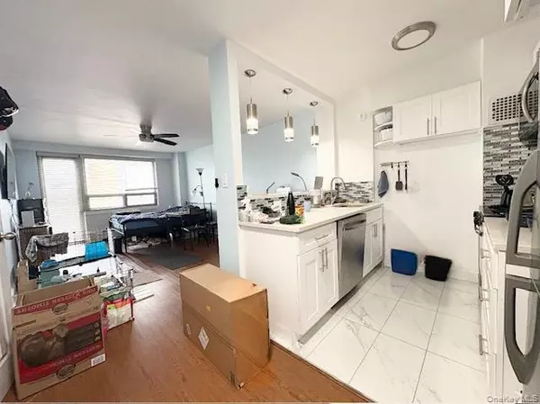 Rego Park, NY 11374,61-15 97th Street #15P