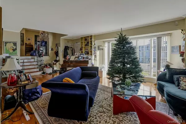 Syosset, NY 11791,75 Melanie LN