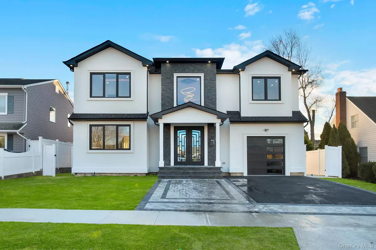 Levittown, NY 11756,35 Castle LN