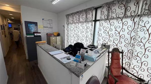 Great Neck, NY 11024,707 Middle Neck #1