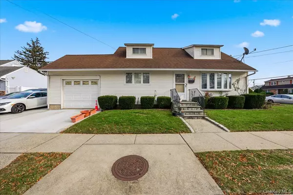 11 Crescent ST, Oyster Bay, NY 11801