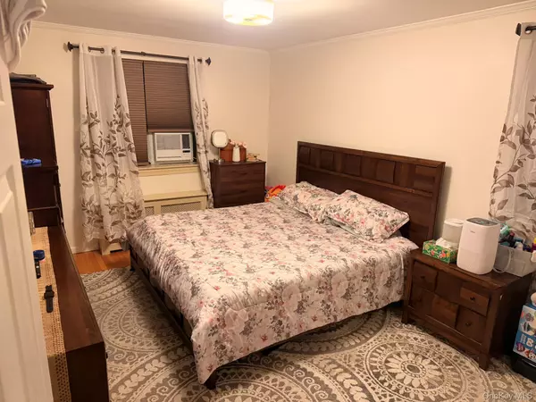 Hollis, NY 11427,87-56 Francis Lewis BLVD #A-52