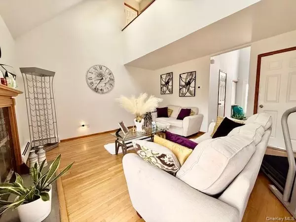 Shirley, NY 11967,19 Birchwood DR