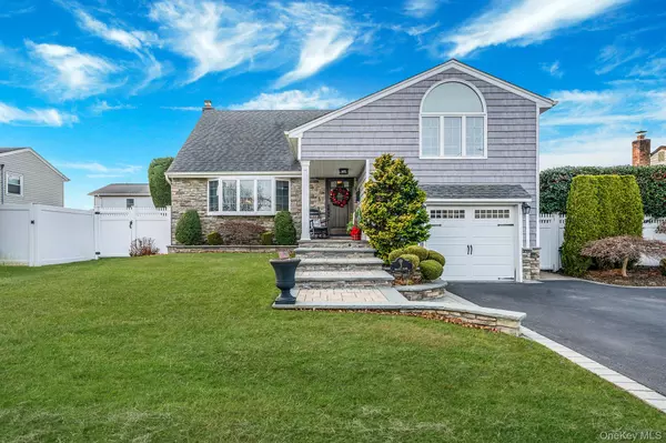 North Massapequa, NY 11758,3 Walnut PL