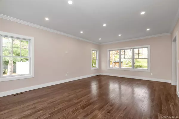 Dix Hills, NY 11746,34 Calumet DR