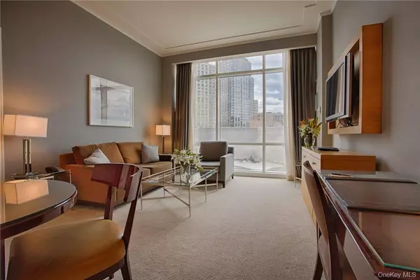 White Plains, NY 10601,1 Renaissance SQ #8C