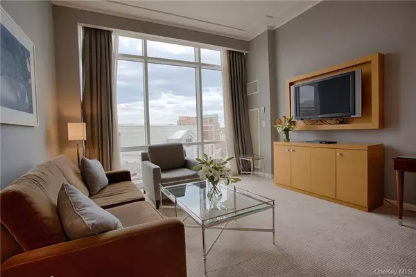 White Plains, NY 10601,1 Renaissance SQ #8C