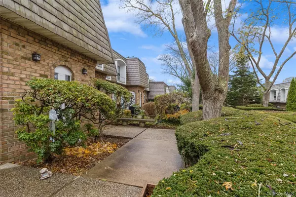 Coram, NY 11727,655 Middle Country RD #4D1