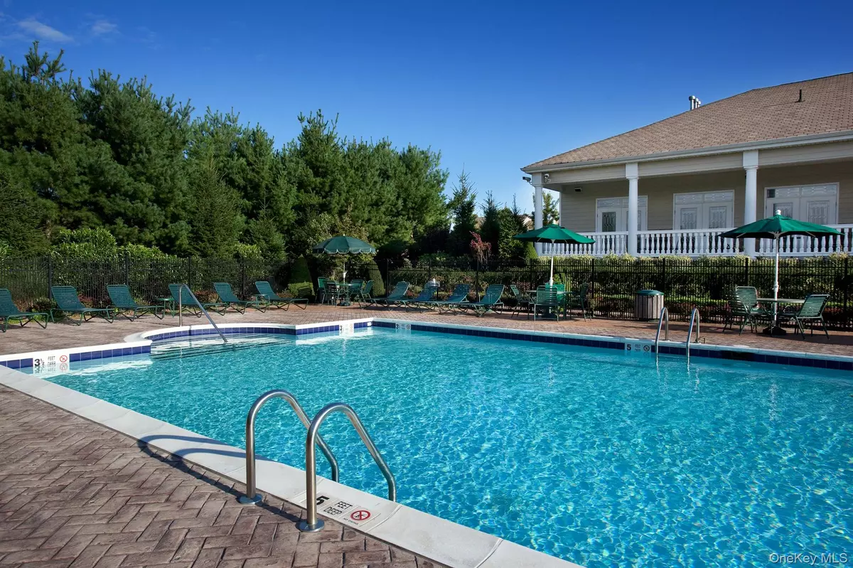 Coram, NY 11727,122 Pineview LN #122