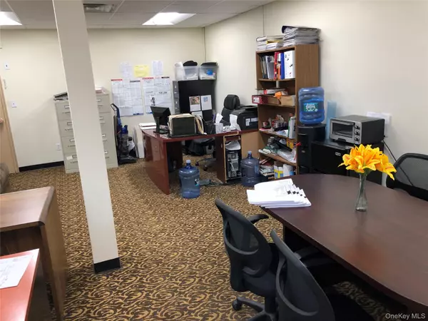 Great Neck, NY 11021,33 Great Neck RD